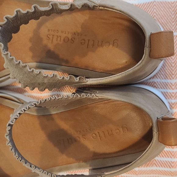 Gentle Souls By Kenneth Cole Lavern Rufle Strap Sandal Tan Sz. Women's 7 - Picture 3 of 6